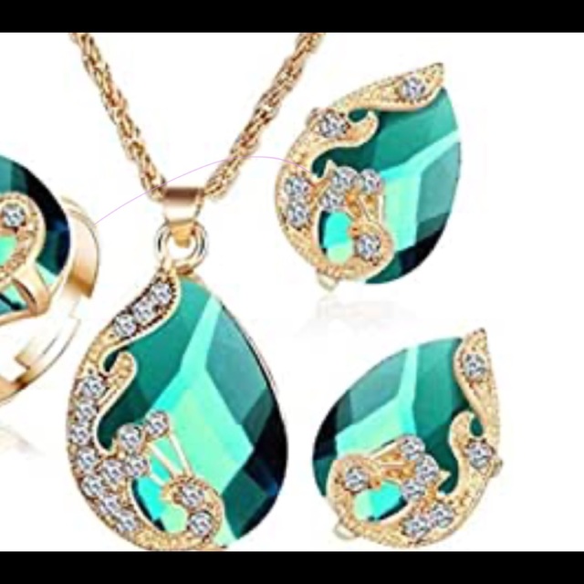 Poshmark banner for @strutting